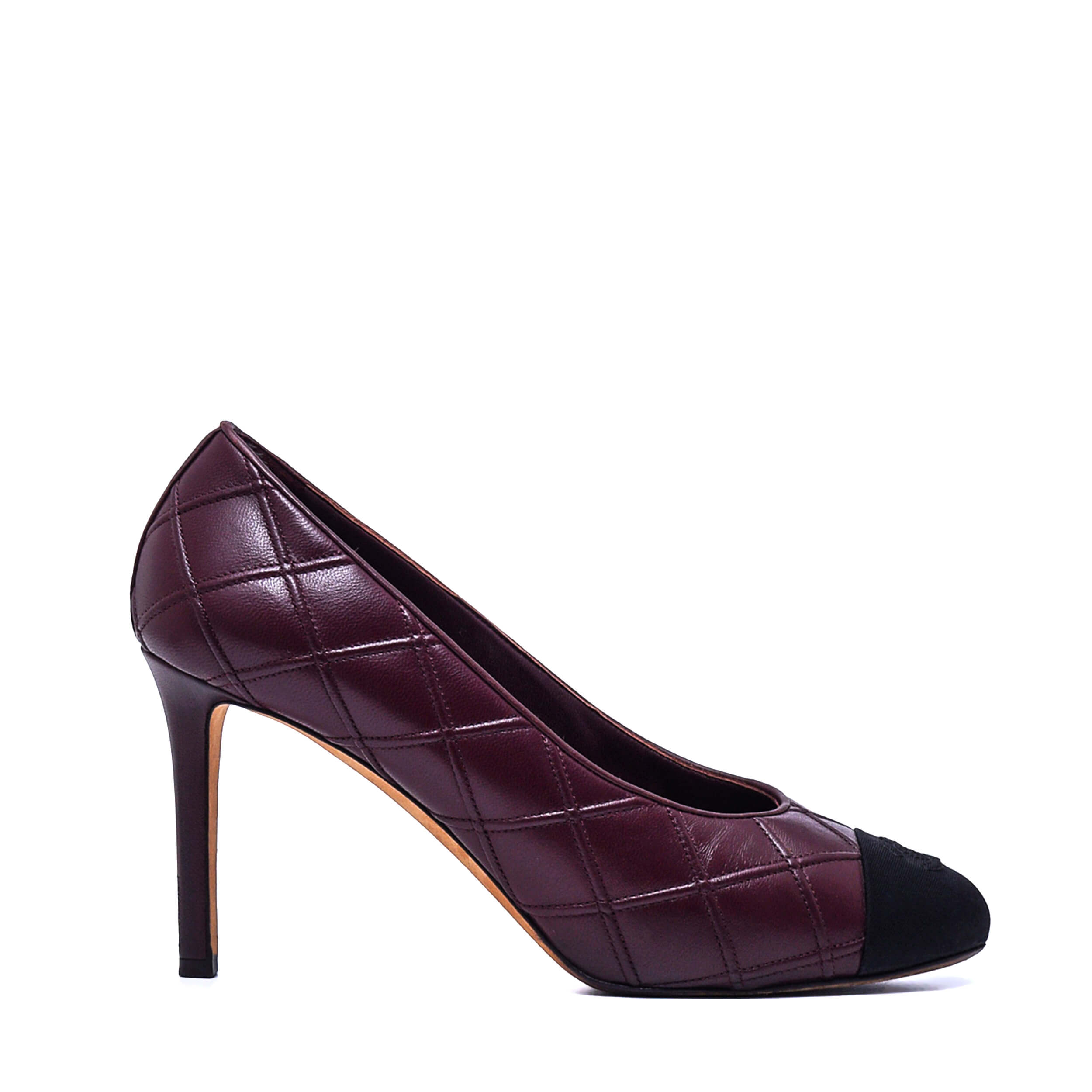 Chanel - Bordeaux Quilted Leather CC Pumps / 38.5